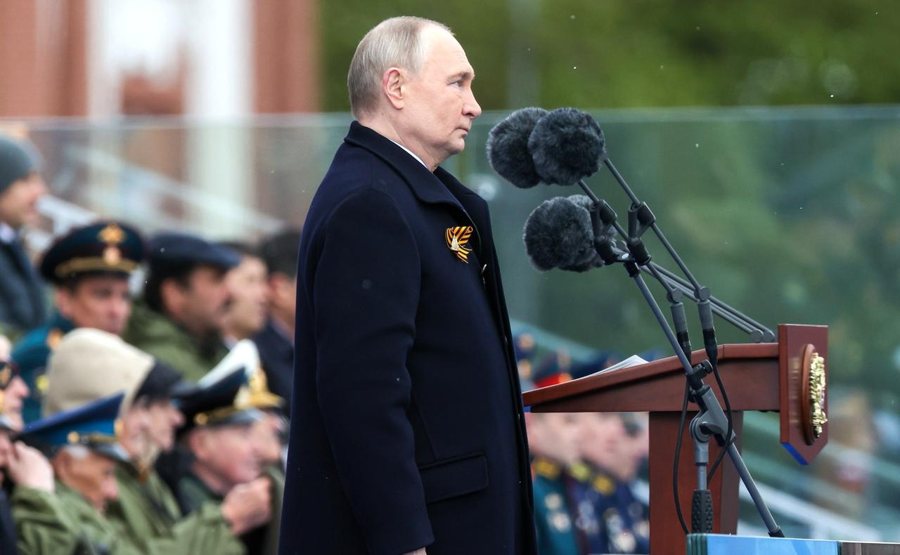 Путин в преддверии 80-летия Победы начинает серию встреч с зарубежными лидерами Президент РФ Владимир Путин начинает четырехдневный марафон двусторонних встреч с иностранными гостями в преддверии празднования 80-летия Победы. В Кремле отмечали, что за неделю у главы российского государства будет более 15 полноценных «двусторонок» и несколько кратких бесед «на ногах». Российский лидер 7 мая проведет переговоры с президентом Венесуэлы, а затем поочередно пообщается с лидерами Кубы, Монголии и Республики Конго. Эта серия встреч — только начало международной программы Путина в рамках празднования 80-летия Великой Победы. За четыре предстоящих дня глава российского государства встретится с большинством лидеров иностранных делегаций, приехавших в Москву. Помимо двусторонних встреч, президент РФ планирует 8 мая провести большой прием, состоящий из концерта и официального обеда. После начала спецоперации Запад начал бесцеремонную кампанию по изоляции Путина и РФ в целом, но очевидно, что она с треском провалилась.