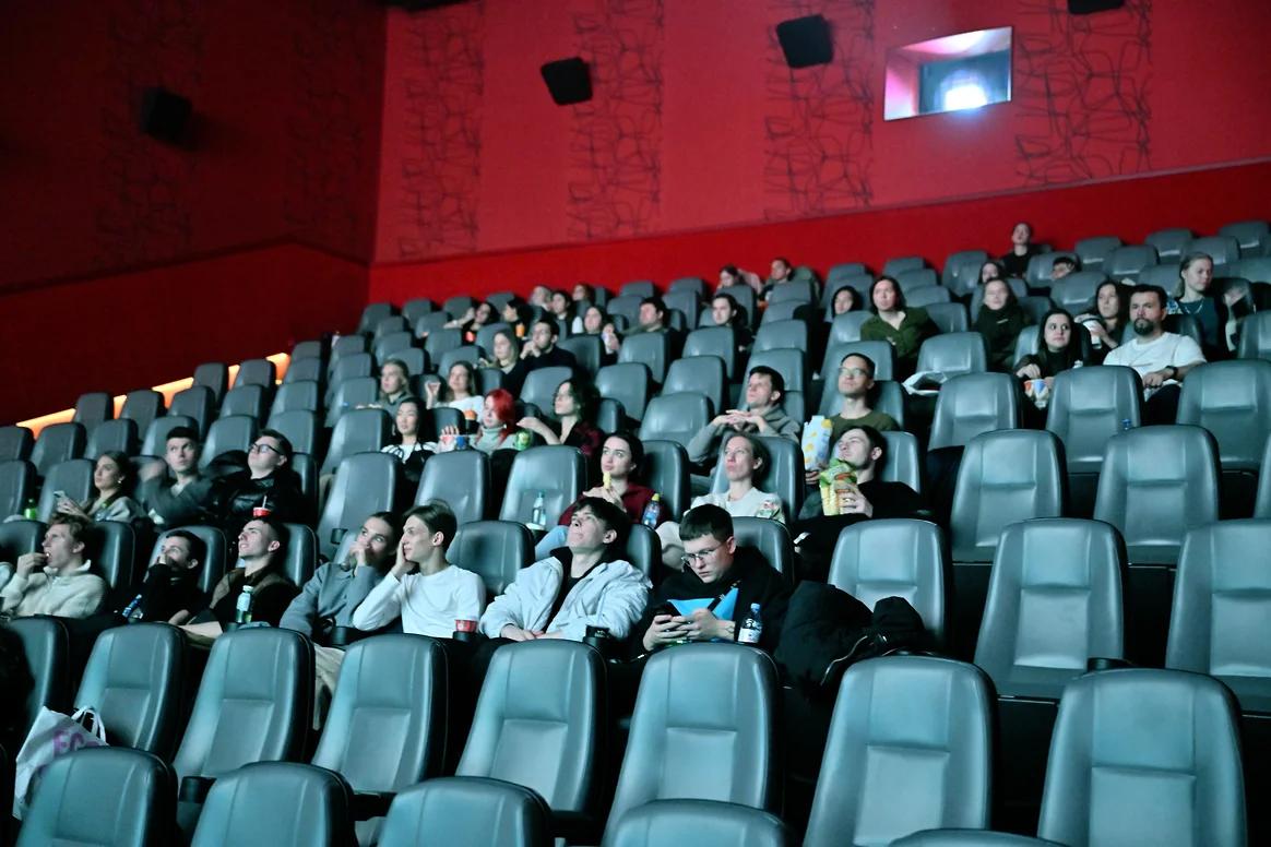 Посещаемость российских кинотеатров упала на 8 млн за год до 108 млн зрителей Кинотеатры продолжают терять аудиторию уже третий год подряд За 2025 год в залы пришли 108 млн человек почти в два раза меньше чем пять лет назад При этом выручка выросла до 46 млрд рублей благодаря росту средней цены билета до 425 рублей Зрители уходят из за нехватки громких премьер Иностранных блокбастеров почти нет а российского контента не хватает В индустрии считают что в следующем году билеты снова подорожают поскольку для кинотеатров это вопрос выживания Новогодний прокат может временно улучшить ситуацию но на 2026 год крупных релизов пока мало поэтому спад посещаемости может продолжиться