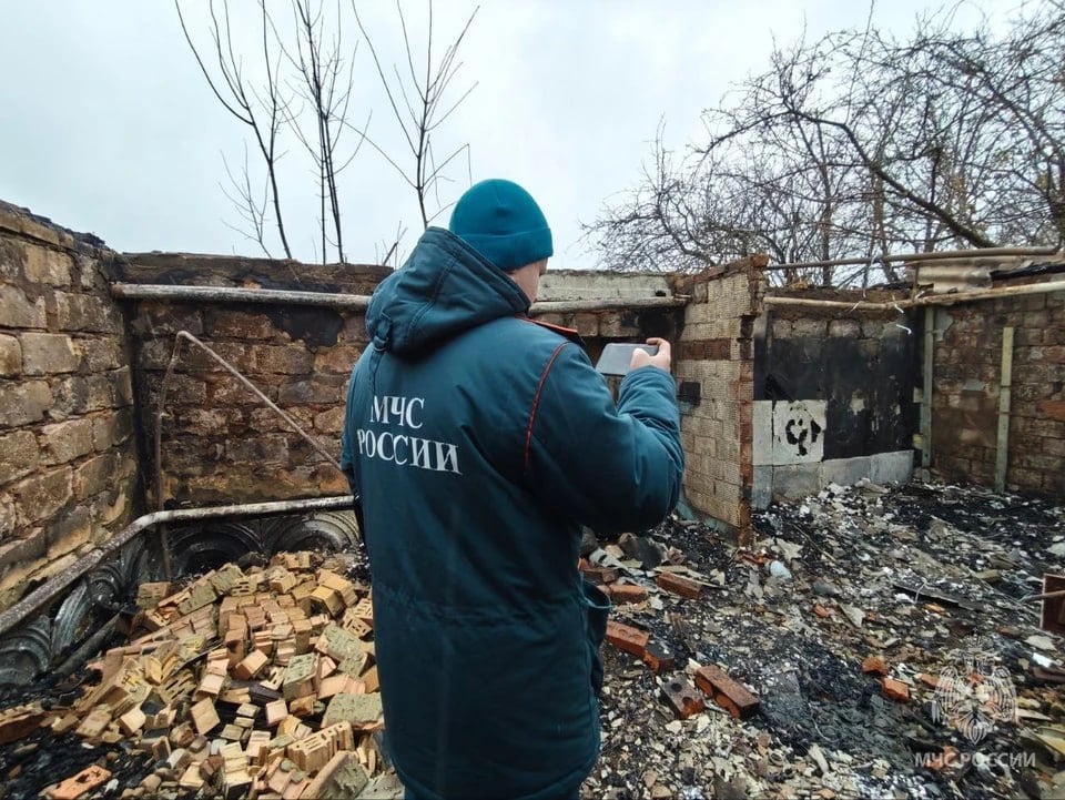 Житель ЛНР покурил и остался без жилища    В Свердловском районе произошел пожар. Спасатели оперативно выехали в село Новоборовицы. Там горела летняя кухня.  - Поскольку вызов был запоздалым, еще до прибытия пожарных к месту происшествия началось обрушение конструкций, строение было полностью охвачено пламенем, - рассказали в региональном МЧС.  64-летний пенсионер, проживающей в летней кухне успел спастись из огня самостоятельно. Оказалось, что мужчина уснул с сигаретой и из-за этого произошел пожар. Пенсионер проснулся, когда его жилище уже было охвачено огнем. Пожарные тушили строение больше трех часов, огонь уничтожил всё.