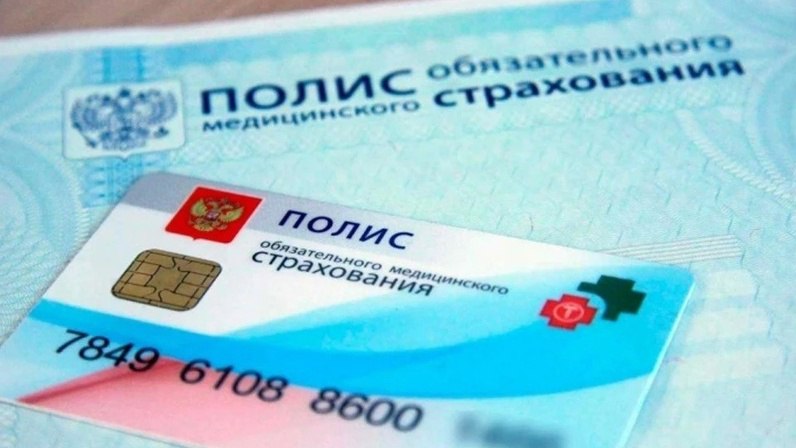 С 1 сентября усилится контроль за страховыми медицинскими организациями, которые занимаются обязательным медицинским страхованием ОМС , что обеспечит защиту прав пациентов О важным законопроекте рассказал Telgram-каналу "Мурашко по коже" Председатель Комитета Госдумы по охране здоровья Сергей Леонов. Хотел бы подделиться грядущим важным законодательным новшеством. С 1 сентября начнет действовать новый закон, усиливающий надзор над деятельностью страховых компаний, участвующих в обязательном медицинском страховании ОМС . Одним из ключевых изменений станет введение мониторинга деятельности страховых медицинских организаций Федеральным фондом обязательного медицинского страхования ФОМС . Его результаты будут публиковаться на официальном портале Фонда, передаваться органам государственной власти, Центральному банку и самим гражданам. Отмечу, что цель нововведения — сделать работу страховщиков более прозрачной и открытой. Еще одно важное положение касается уточнения обязательных условий договоров финансового обеспечения ОМС, устанавливающих обязанности страховых медицинских организаций. Теперь ФОМС утвердит методику расчета оценочных показателей эффективности работы страховщиков, которые станут частью указанных договоров. Территориальные фонды ОМС обязаны будут регулярно анализировать выполнение этих показателей и передавать отчеты в ФОМС. Такие меры направлены на улучшение контроля за использованием средств ОМС страховыми компаниями. Кроме того, законом предусмотрено расширение полномочий страховых компаний в части взаимодействия с застрахованными лицами. Страховщики получат право сопровождать своих клиентов на всей территории России, включая отправку СМС-сообщений пациентам. Ранее такие организации имели ограниченную географию действий, обозначенную в их лицензиях, теперь же ограничения снимаются, позволяя эффективно взаимодействовать с клиентами независимо от региона проживания. Также законодательно будет укреплено взаимодействие между страховыми организациями и гражданами. Они смогут защищать права застрахованных, помогать оформлять претензии к медицинским учреждениям по вопросам качества оказания услуг или неправомерного взимания платы за лечение. Сегодня подобные нормы недостаточно проработаны на законодательном уровне. Таким образом, благодаря новому закону деятельность страховых медицинских организаций станет более прозрачной и контролируемой, что положительно скажется на качестве обслуживания населения и усилении защиты прав пациентов