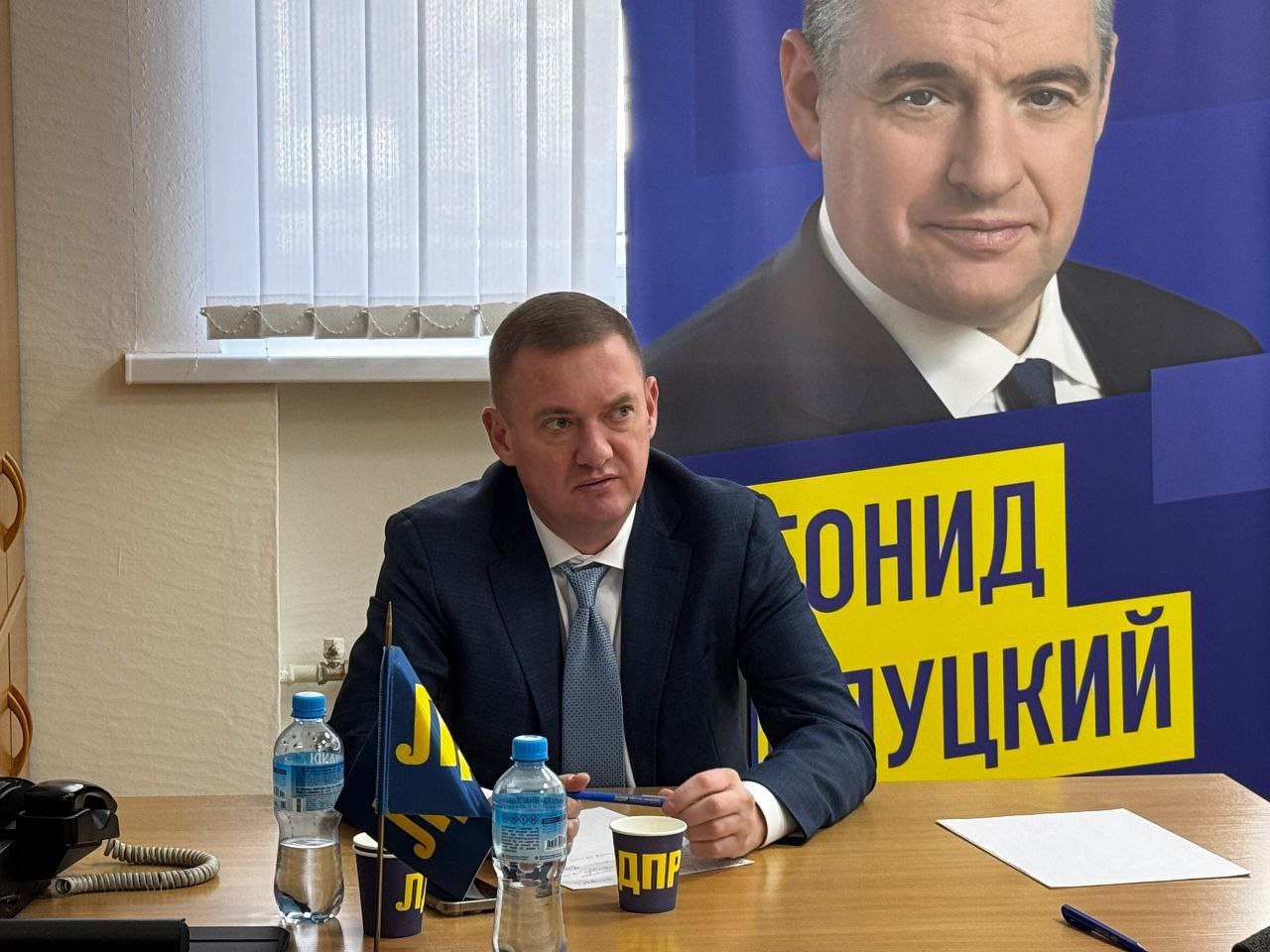 ЛДПР предложила ввести штраф за ношение поддельных госнаград Фракция ЛДПР в Госдуме внесла законопроект, который вводит административную ответственность за ношение фальшивых медалей и орденов. Предлагается штраф от 1 до 1,5 тысяч рублей с обязательной конфискацией подделки. Сейчас в законе нет наказания за демонстрацию муляжей наград — и этим пользуются те, кто хочет «приписать» себе подвиги. Инициатива ЛДПР направлена на то, чтобы пресечь подобные случаи и защитить честь тех, кто действительно заслужил государственное признание. Депутат Заксобрания от ЛДПР Алексей Беседин: «Награда — это не просто металл. Это символ мужества, заслуг, жертвенности. И фальшивка на груди псевдогероя — это плевок в тех, кто шёл в бой. Мы должны защищать не только награды, но и память, за которой они стоят».