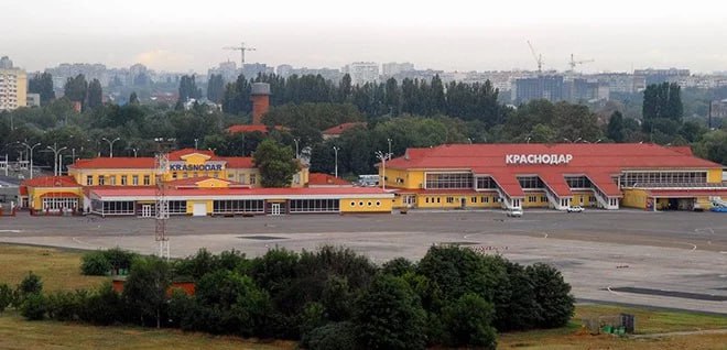 Спустя месяц после открытия аэропорта Пашковский в Краснодаре запущены рейсы по 25 направлениям 13 по России и 12 за рубеж Российские направления Москва Петербург Екатеринбург Казань Красноярск Новосибирск Сургут Уфа Челябинск Череповец Махачкала Минеральные Воды и Сочи Зарубежные Анталья Стамбул Турция Батуми Тбилиси Грузия Дубай ОАЭ Ереван Армения Наманган Самарканд Ташкент Узбекистан Тель Авив Израиль Хургада Шарм эль Шейх Египет