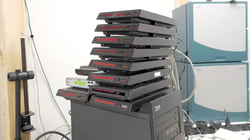 Энтузиасты из YouTube канала The Serial Port объединили 12 dial up модемов чтобы проверить возможность просмотра видео на YouTube без буферизации Для эксперимента они использовали протокол Multilink PPP на компьютере с Windows XP и симулировали телефонные линии с помощью оборудования Cisco VoIP Результат оказался впечатляющим скорость соединения достигла 668 8 кбит с что дало возможность воспроизводить потоковое видео хотя и с некоторыми задержками Участники проекта считают что им удалось установить мировой рекорд по количеству работающих одновременно модемов Подробнее о процессе можно посмотреть на видео и узнать по ссылке на Tom s Hardware Источник изображений The Serial Port Unlim AI