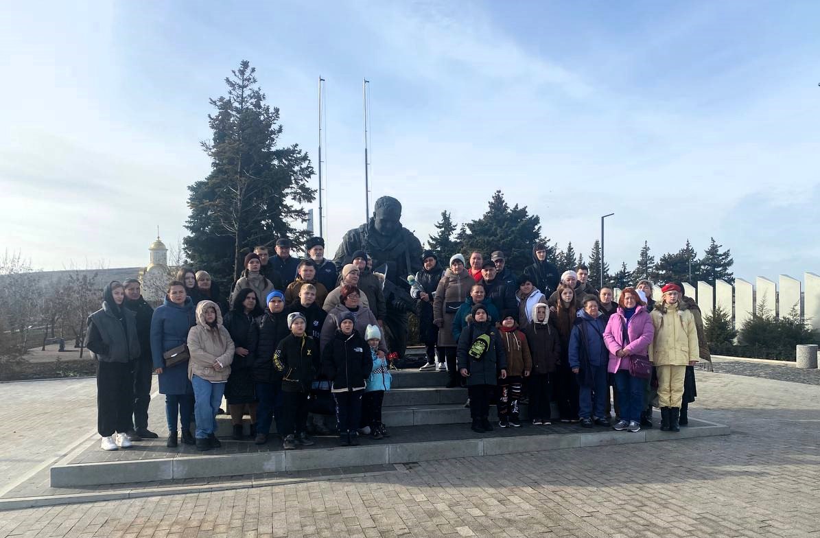 Филиал фонда Защитники Отечества вместе с Региональным отделением Юнармии запустили проект с экскурсиями на мемориальный комплекс Саур Могила В программу входит посещение села Степановка у памятника летчицы Лидии Литвяк Героя Советского Союза Проект приурочен к Году Великой Победы и адресован ветеранам и семьям погибших военнослужащих из ДНР которых поддерживает фонд Саур Могила символ мужества и стойкости народа важное место памяти о боях 1941 и 2014 годов сказала руководитель фонда Марина Соловарова Первая поездка прошла 8 ноября с участием 50 человек из Донецка затем 15 ноября приехали 50 членов семей из Макеевки а 22 ноября мемориал посетили 50 человек из Шахтёрска Ждановки и Кировского Экскурсии сопровождали молодые патриоты из Юнармии которые помогали погружаться в атмосферу событий Великой Отечественной и современной истории