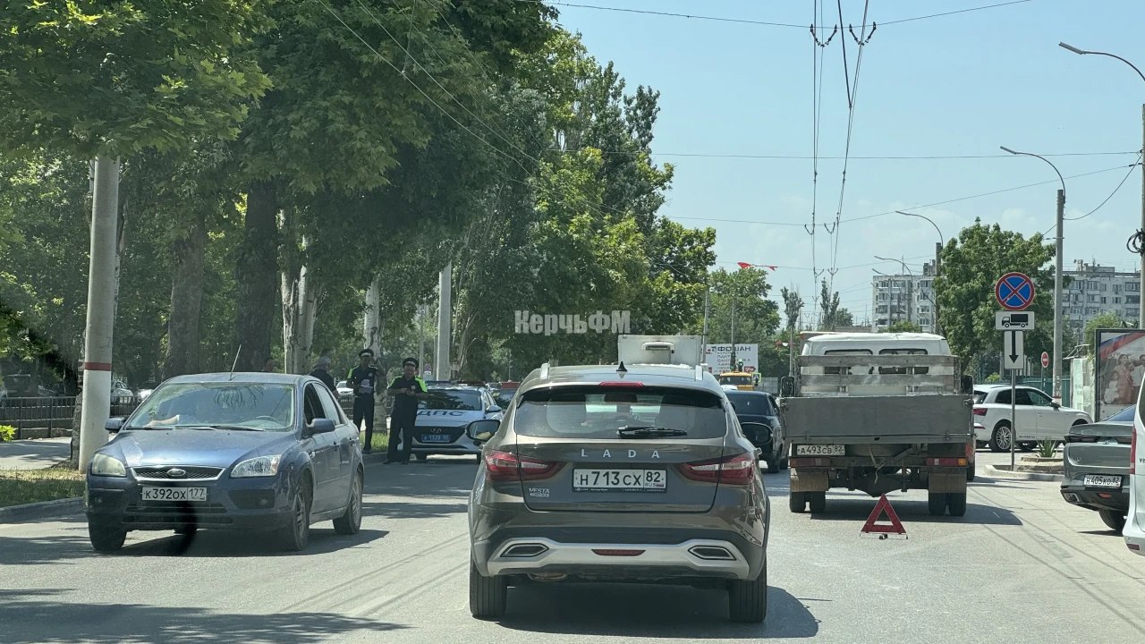 В Керчи столкнулись ГАЗель и легковушка В Керчи 8 июля на улице Маршала Еременко произошла авария. Столкнулись ГАЗель и легковой автомобиль,- передает КерчьФМ Предположительно, ДТП произошло из-за несоблюдения дистанции. О пострадавших не сообщается. На месте происшествия работают сотрудники ГИБДД. Движение в сторону Вокзального шоссе по одной полосе дороги было затруднено... подробнее