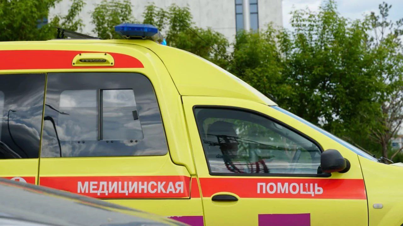 Десятилетняя девочка скончалась во время занятий в Косшы как всё произошло Девочке 2015 года рождения стало плохо во время занятий в общественном культурно спортивном комплексе Взрослые вызвали скорую но по их словам ждали медиков целых сорок минут Машина приехала без реанимационного оборудования Руководитель управления здравоохранения Акмолинской области Нариман Ермек в интервью Orda kz рассказал детали трагедии 29 января в Косшы поступил вызов на станцию скорой медицинской помощи из спорткомплекса Поводом для вызова стало ухудшение здоровья девочки Первые жалобы головная боль и тошнота К слову девочка состояла на учёте в поликлинике с диагнозом бронхиальная астма Но вызов был по поводу головной боли и тошноты Диспетчер направил бригаду по четвёртой категории срочности Для этой категории вызова направляются бригады скорой службы поликлиник у них своё время пути отметил руководитель ведомства К четвёртой категории срочности относятся ситуации когда прямой угрозы жизни больного нет но внимание медработника требуется Допускается до 60 минут от момента регистрации звонка диспетчером до приезда бригады на место На деле скорая обычно приезжает за 25 30 минут Первая скорая выехала когда из спорткомплекса снова позвонили и сказали что ребёнку стало хуже Девочка тогда потеряла сознание Диспетчер перевёл вызов на вторую категорию срочности и направил вторую бригаду Она доехала до места за три с половиной минуты в 16 34 Девочка уже не подавала признаков жизни медработники пытались реанимировать Но это эффекта не дало они констатировали смерть Таким образом по его словам с момента первого вызова до приезда реанимобиля второй кареты скорой прошло 16 минут Факт смерти зарегистрировали в отделе полиции Косшы Сейчас идёт проверка заключили в пресс службе ДП области Тем временем жители Косшы массово жалуются на нехватку карет скорой помощи Некоторые рассказывают в соцсетях что из за этой проблемы их близкие умирали По словам Ермека же сегодня в Косшы есть пять машин скорой три от станции скорой медицинской помощи две от поликлиник Также в Косшы открылась поликлиника в рамках ГЧП у которой должны быть свои кареты Фото Орда t me orda kz