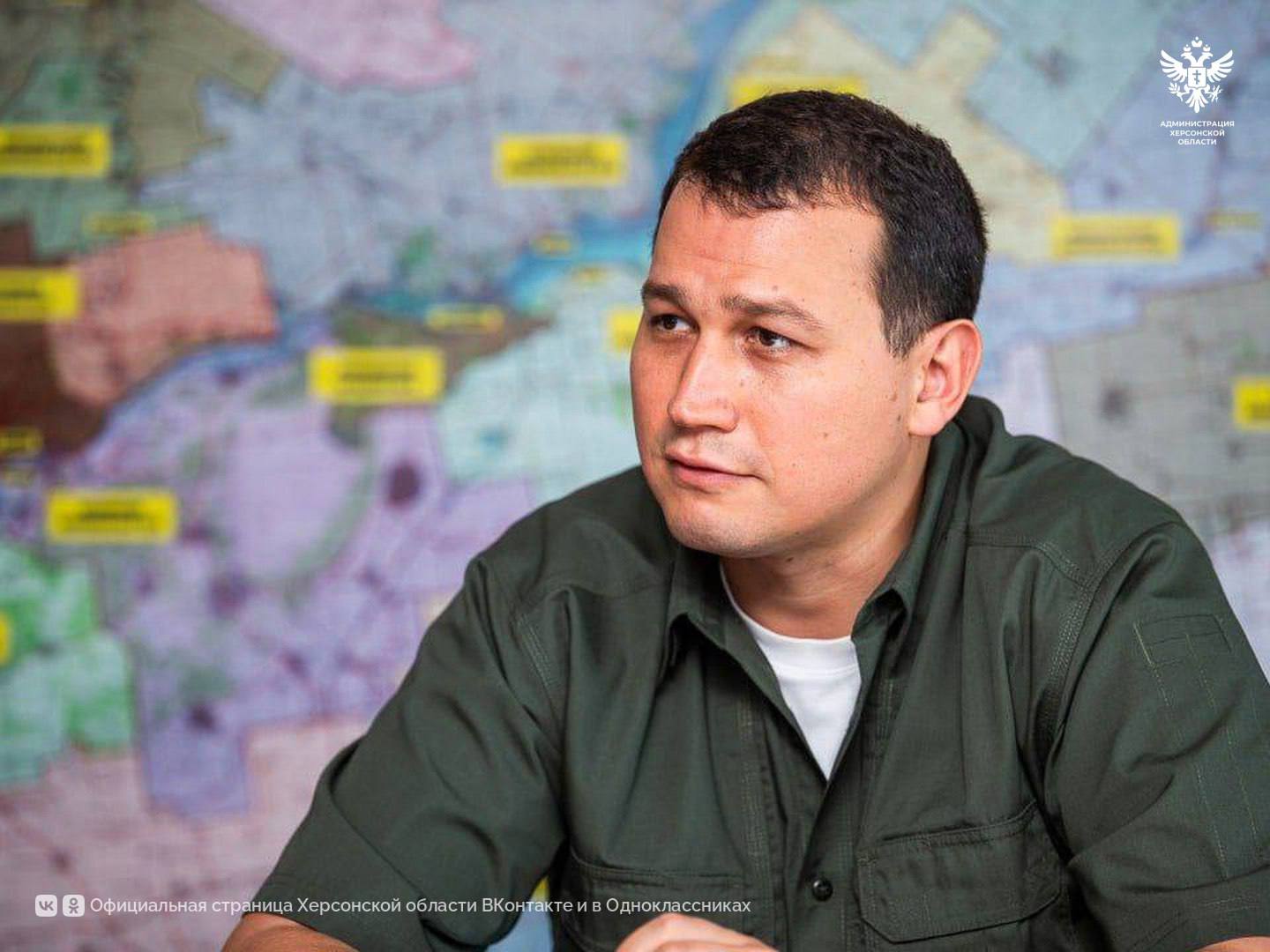 Заместитель министра строительства и ЖКХ России Алмаз Хусаинов посетил Херсонскую область Херсонскую область с рабочим визитом посетил заместитель министра строительства и жилищно-коммунального хозяйства Российской Федерации Алмаз Хусаинов. В ходе поездки, вместе с губернатором Владимиром Сальдо и руководителями профильных министерств, замминистра обсудил ключевые задачи социально-экономического развития региона. «На левобережье — свыше 4,5 тысяч км дорог, в хорошем состоянии пока около 1 тысячи. Почти 8 млрд уже вложено, скоро поступит еще 950 млн — продолжим приводить дороги в порядок. Не забываем и о безопасности: знаки, разметка, свет — все это тоже важно», — отметил губернатор Херсонской области Владимир Сальдо. Особое внимание на совещании уделили восстановлению и развитию дорожной инфраструктуры. Работы по приведению дорог в порядок продолжаются. Важным направлением остаётся обеспечение безопасности дорожного движения: установка знаков, нанесение разметки, организация уличного освещения. Замминистра строительства и ЖКХ РФ также отметил успехи в транспортной сфере. В регион было поставлено 229 новых автобусов, ежедневно на линии выходит 80 единиц. В отрасли трудятся почти 150 водителей. Годовой бюджет на содержание пассажирского транспорта составляет 1 миллиард рублей, зарплата водителей достигает 100 тысяч рублей. В рамках программы социально-экономического развития заключены контракты на общую сумму 17 миллиардов рублей. Средства распределены по всей территории области — реализуются проекты не только в крупных городах, но и в малых населённых пунктах. Сайт ВК ОК #Администрация_Херсонская_область