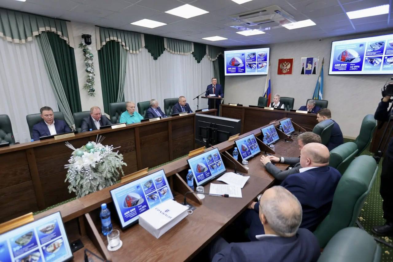 На Сахалине запустили три крупнейших на Дальнем Востоке спортивных объекта Развитие спорта стало одной из тем доклада о деятельности губернатора Валерия Лимаренко и регионального правительства за семь лет озвученного в областной Думе С 2018 года спортивная инфраструктура Сахалина пополнилась самыми современными объектами Три из них крупнейшие на Дальнем Востоке Это аквапарк Аква сити центр водных видов спорта Волна и легкоатлетический манеж в Южно Сахалинске Развитие спорта стало одной из тем доклада о деятельности губернатора Валерия Лимаренко и регионального правительства за семь лет озвученного в областной Думе С 2018 года спортивная инфраструктура Сахалина пополнилась самыми современными объектами Три из них крупнейшие на Дальнем Востоке Это аквапарк Аква сити центр водных видов спорта Волна и легкоатлетический манеж в Южно Сахалинске Сегодня две трети жителей Сахалина и Курил регулярно занимаются спортом По этому показателю мы опережаем все остальные регионы России Тем не менее не все спортивные сооружения загружены на 100 процентов Это наша зона развития подчеркнул Валерий Лимаренко Спортобъекты соответствуют требованиям проведения соревнований самого высокого уровня Но главное эти сооружения открыты не только для профессиональных спортсменов но и для всех желающих вести здоровый образ жизни К примеру в центре мирового уровня Волна сахалинцы могут плавать в бассейнах играть в водное поло и заниматься в тренажерном зале А в долгожданном легкоатлетическом манеже предусмотрены свободные часы для любителей бега Манеж это долгожданный спортивный объект на Сахалине Много лет наши спортсмены зимой и в непогоду тренировались и соревновались в маленьком помещении под трибуной стадиона Спартак Теперь можем заниматься круглогодично в любую погоду в комфортных условиях и конечно же принимать у себя старты любого масштаба и участвовать в них Уверен что новые условия улучшат результаты выступлений наших легкоатлетов на различных соревнованиях отметил старший тренер СШОР летних видов спорта имени Э М Комнацкого Алексей Жижикин За последние семь лет запустили также центр единоборств Сахалин Арена в Южно Сахалинске и еще 17 современных объектов в разных районах области среди которых универсальный спорткомплекс в Александровске Сахалинском ледовая арена в Макарове и физкультурно оздоровительный комплекс в Троицком Анивского района где тренируются юные гимнасты и футболисты Сахалинцам открыт доступ в школьные спортивные залы и на стадионы в рамках проекта Школа социальный магнит Островитяне серебряного возраста могут бесплатно посещать спортобъекты в рамках проекта Сахалинское долголетие Его участниками стали уже более 40 тысяч пенсионеров Глава региона в своем докладе отметил что на 2026 год стоит задача качественно модернизировать спортивные сооружения в районах Планируется отремонтировать спортплощадку и бассейн в Курильском районе кровлю спортивной школы в Невельске хоккейный корт в Победино Смирныховского района Кроме того в планах покупка оборудования для канатной дороги в Макаровском районе а также инвентаря и спортивной экипировки для юных спортсменов Сегодня физкультурой и спортом регулярно занимаются 67 процентов сахалинцев и курильчан семь лет назад этот показатель составлял всего 47 процентов Ожидается что в следующем году 70 процентов островитян будут приверженцами активного образа жизни а к 2030 году 75 процентов