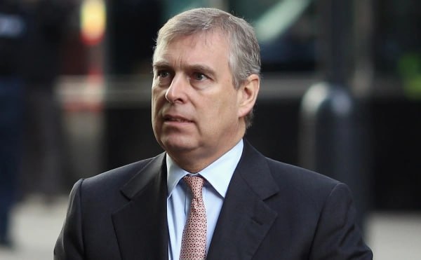 Полиция задержала брата короля Великобритании Карла III принца Эндрю Маунтбеттен Виндзора на фоне скандала о его связях с покойным американским финансистом Джеффри Эпштейном сообщают The Telegraph и Би би си Ведомство отказалось назвать имя задержанного сославшись на регламент но сообщила что это мужчина в возрасте около 60 лет из Норфолка Эндрю Маунтбеттен Виндзор переехал в это графство и поселился в поместье Сандрингем после того как был лишен титулов 19 февраля ему исполняется 66 лет Как сообщила полиция задержанный подозревается в совершении должностного преступления По данным The Telegraph задержание связано с расследованием против Эндрю в рамках обвинений по делу Джеффри Эпштейна Фото Dan Kitwood Getty Images РБК в Telegram и MAX