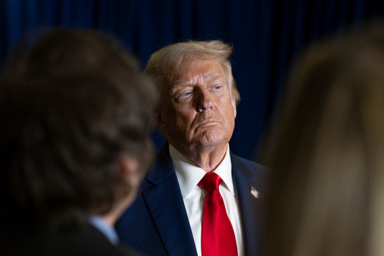 Франция переносит саммит G7 ради дня рождения Трампа Изначально мероприятие было запланировано на 14 16 июня Предполагалось что встреча пройдет в курортном городке Эвиан ле Бен на берегу Женевского озера в самый разгар лета Однако саммит перенесли на 15 17 июня Почему По всей видимости Франция захотела угодить президенту США Дональду Трампу день рождения которого 14 июня пишет Politico Глава Белого дома анонсировал ранее в этот день крупное мероприятие по смешанным боевым искусствам Видимо так он собирается праздновать   Подпишитесь на Абзац TG VK Дзен MAX Rutube