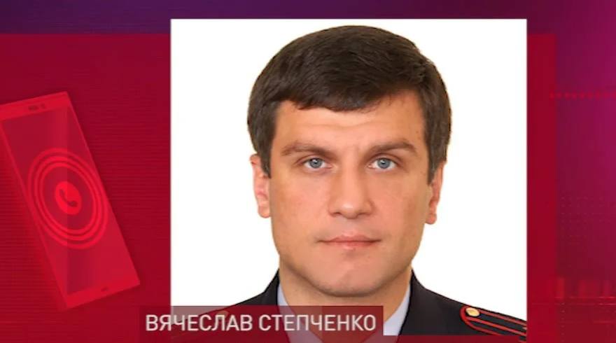 Задержан самый симпатичный пресс секретарь правоохранительных органов СПБ За взятку По сообщению ряда СМИ задержан пресс секретарь полиции Петербурга Вячеслав Степченко Его обвиняют в получении взятки в 600 тысяч рублей Как сообщают СМИ сдал Степченко главред издания Конкретно ру Сейчас Степченко задержан ему предъявили обвинение в получении взятки Решается вопрос об избрании ему меры пресечения Напомним Степченко очень давно работает в правоохранительных органах Ранее считался одним из самых симпатичных и активно взаимодействующих со СМИ пресс секретарем в МВД Петербурга Петербург Ньюс Подписаться