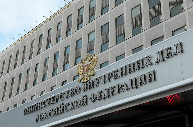 МВД России подготовлены поправки в административный регламент по проведению экзаменов на право управления транспортными средствами    Изменения направлены на расширение перечня оснований для отказа в предоставлении государственных услуг по проведению экзаменов на право управления транспортными средствами для иностранных граждан или лиц без гражданства, в отношении которых применяется режим высылки.  При обращении указанной категории лиц в экзаменационные подразделения Госавтоинспекции они будут проверяться по реестру контролируемых лиц. В случае нахождения гражданина в указанном реестре ему будет отказано в допуске к сдаче теоретического и практического экзаменов на право управления транспортными средствами.   Вместе с тем перечень документов, удостоверяющих личность заявителя, дополняется временным удостоверением личности лица без гражданства в Российской Федерации.  В настоящее время проект проходит независимую антикоррупционную экспертизу на федеральном портале проектов нормативных правовых актов.