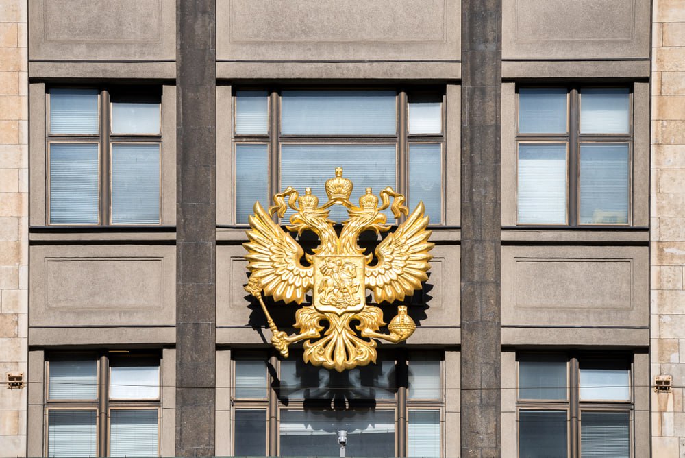 Секретарь Совета безопасности РФ Сергей Шойгу заявил что Россия обладает значительными запасами редкоземельных металлов необходимыми для обеспечения технологического суверенитета страны По данным Минприроды в России имеется как минимум 15 видов редкоземельных металлов а общий объем запасов на 18 уже изученных месторождениях превышает 28 млн тонн Он подчеркнул что в настоящее время в хозяйственный оборот вовлечено менее 2 от общего объема разведанных запасов что вынуждает Россию импортировать большую часть редкоземельных металлов для нужд отечественной экономики Подробнее на сайте РА Русмет