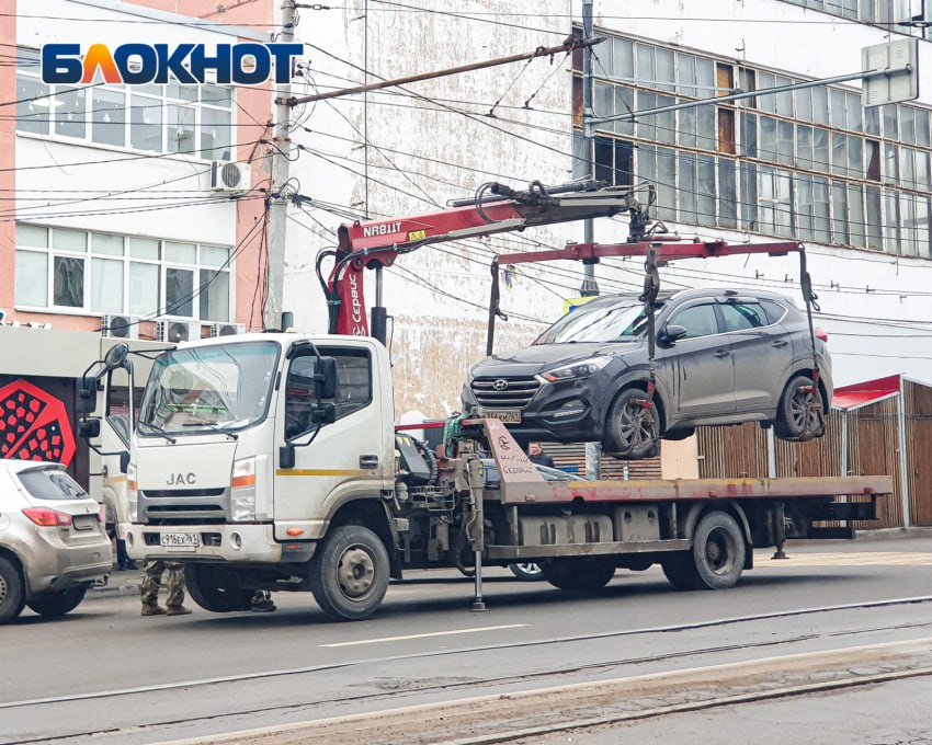 Автомобили, припаркованные на выделенных полосах для общественного транспорта в Ростове, возможно, будут блокировать на месте без эвакуации Такой вариант рассматривает Минтранс Ростовской области, сообщила глава ведомства Алена Беликова в своем telegram-канале. По ее словам, установка блокираторов на машины, не мешающие проезду, позволит сократить нагрузку на эвакуаторы и сосредоточить их на действительно проблемных зонах. Работа Авто Глэмпинг Медицина