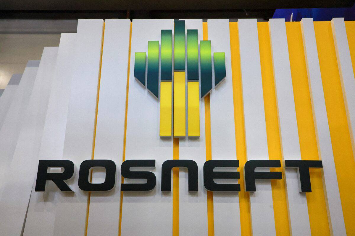 Прибыль «Роснефть» рухнула почти на 60% Прибыль «Роснефти» сильно упала — на 58%. В компании утверждают, что это произошло из-за санкций, падения цен на нефть и укрепления рубля. Кроме того, из-за повышения процентных ставок по кредитам расходы на их оплату увеличились в 1,8 раза. Цены на нефть, которую добывает «Роснефть», тоже упали: на 9% для одного сорта и на 11% для другого. Чтобы покрыть все расходы, компания заняла 1 трлн рублей, что в четыре раза больше, чем в прошлом году. Подписаться Прислать новость