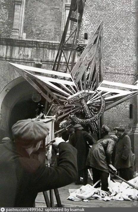 22 октября 1935 года в Центральном аэрогидродинамическом институте закончили изготовление первых двух звёзд на Кремлёвские башни вместо снятых ранее двуглавых орлов В их декоре применяли драгоценные камни топазы аметисты александриты горный хрусталь На следующий день их выставили в парке Горького На фото звезда перед монтажом у Спасской башни