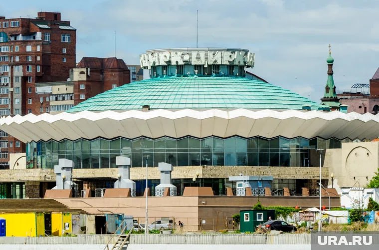 Росгосцирк ищет разработчика проекта реконструкции цирка Челябинска за 72 9 млн Российская государственная цирковая компания объявила конкурс для поиска подрядчика инженерных изысканий и разработки проектно сметной документации Челябинского цирка закрытого еще в мае 2019 года Документация конкурса опубликована на сайте госзакупок Реконструкция цирка может сдвинуться на 2028 год Среди намеченных мероприятий усиление конструкций в местах размещения цирковых креплений усиление конструкций купола и колосников для нового мехоборудования На короне купола цирка появится огромный светодиодный экран Внутри смонтируют самое современное световое и звуковое оборудование а перед первым рядом зрителей установят специальное ограждение в соответствии с требованиями безопасности Особые требования к помещениям для животных К примеру следует предусмотреть отдельные помещения для бегемота и трех слонов площадью 80 и 180 квадратных метров соответственно и с 12 метровой ванной для каждого животного Также предусмотрена конюшня с 29 стойлами на 360 квадратных метров Общая стоимость реконструкции может достичь суммы три миллиарда рублей Более подробно читайте в нашем материале Подписаться Мы в MAX