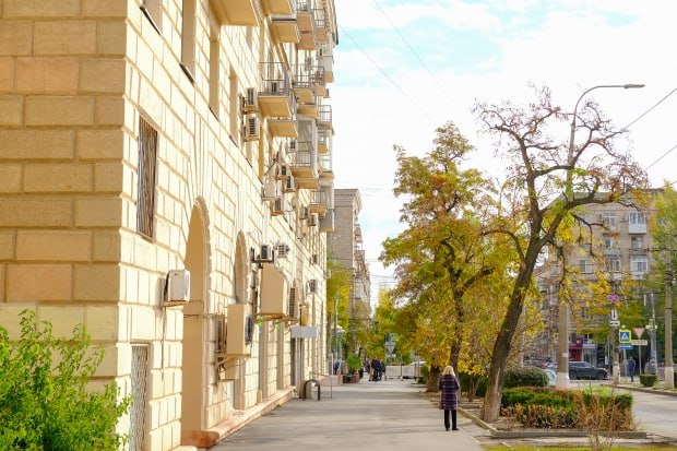 Волгоградская область привлекла 1 млрд рублей для расселения аварийного жилья Заявку поступившую от нашего региона одобрил федеральный Фонд развития территорий ФРТ Денежные средства направят на реализацию программ по переселению людей из ветхого жилья в 2025 2026 годах По данным комитета строительства Волгоградской области на сумму 1 млрд рублей планируется расселить более 1 6 тыс человек проживающих в непригодных для этого домах Общая площадь таких помещений составляет свыше 20 тыс кв метров Речь идет об аварийных домах расположенных в Волгограде Михайловке Жирновске Суровикино и Калаче на Дону Добавим что в Волгоградскую область уже поступил первый транш в размере 700 млн рублей На эти денежные средства специалисты начнут закупочные процедуры в текущем году Помимо приобретения благоустроенного жилья для переселенцев часть средств пойдет на выплату денежных компенсаций тем кто выбрал такой механизм   vpravda ru obshchestvo volgogradskaya oblast privlekla 1 mlrd rubley dlya rasseleniya avariynogo zhilya 217904