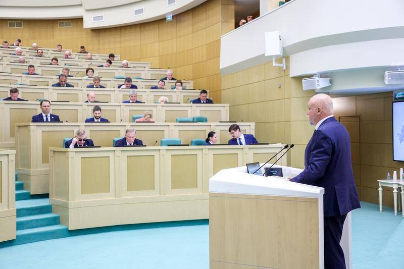 Министр энергетики Российской Федерации Сергей Цивилев выступил с докладом о роли топливно-энергетического комплекса в достижении национальных целей развития России в рамках «Правительственного часа»  Основное:    Топливно-энергетический комплекс  ТЭК  России — основа социально-экономического развития страны: — 100 % доступ населения страны к электроэнергии;  — 2,7 млн рабочих мест в отрасли;  — 20 % доля ВВП в объеме ВВП страны;  — 33 % доля ТЭК в доходах федерального бюджета.     Добыча нефти в России за январь — май 2025 года составила 211 млн тонн. Добыча газа снизилась на 3 % — до 290 млрд кубометров. В то же время добыча угля за этот же период выросла на 0,1 % — до 187 млн тонн.    Угольная отрасль в последние годы столкнулась с беспрецедентным давлением.   Министр энергетики РФ акцентировал внимание на отдельном поручении нашего Президента Владимира Путина по разработке Программы повышения эффективности угольной отрасли в Донецкой и Луганской Народных Республик.    Для устойчивого развития российской электроэнергетики сектор нуждается в инвестициях, Минэнерго рассчитывает к 2042 году ввести 88 ГВт новых мощностей.    Коллега Дмитрий Ворона представитель от законодательного органа Запорожской области предложил предусмотреть дополнительную защиту трансформаторных подстанций от военной угрозы — по примеру ряда зарубежных стран перенести их под землю с дополнительным укреплением и монолитными подземными заграждениями. Безусловно, считаю целесообразным проработать такое предложение!