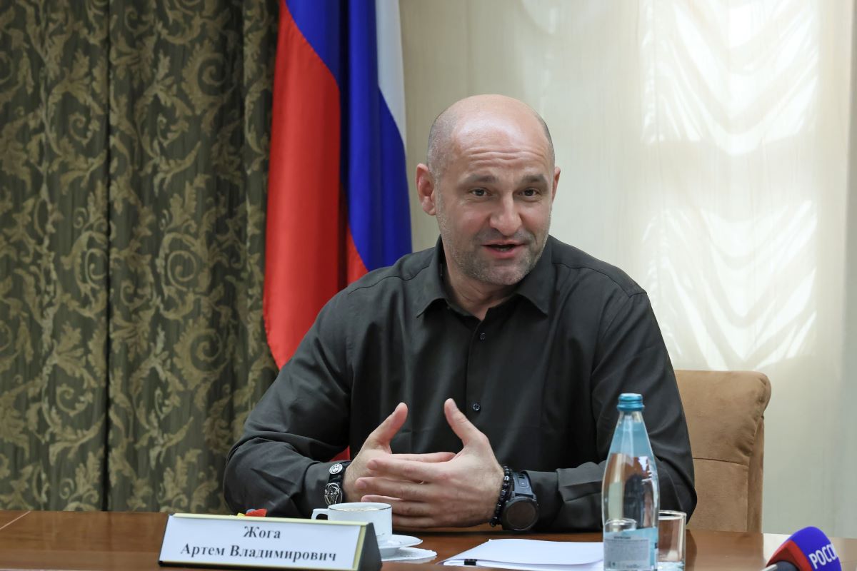 Уральский полпред Жога о приоритетах работы, взаимоотношениях с Денисом Паслером, «Ельцин Центре» и мигрантах Спустя 7 месяцев работы в должности полпреда президента в УрФО Артем Жога собрал редакторов СМИ на первую масштабную встречу. Он подчеркнул: этот срок понадобился для детального изучения ситуации в округе. Главные темы диалога – в нашем материале. Подробнее
