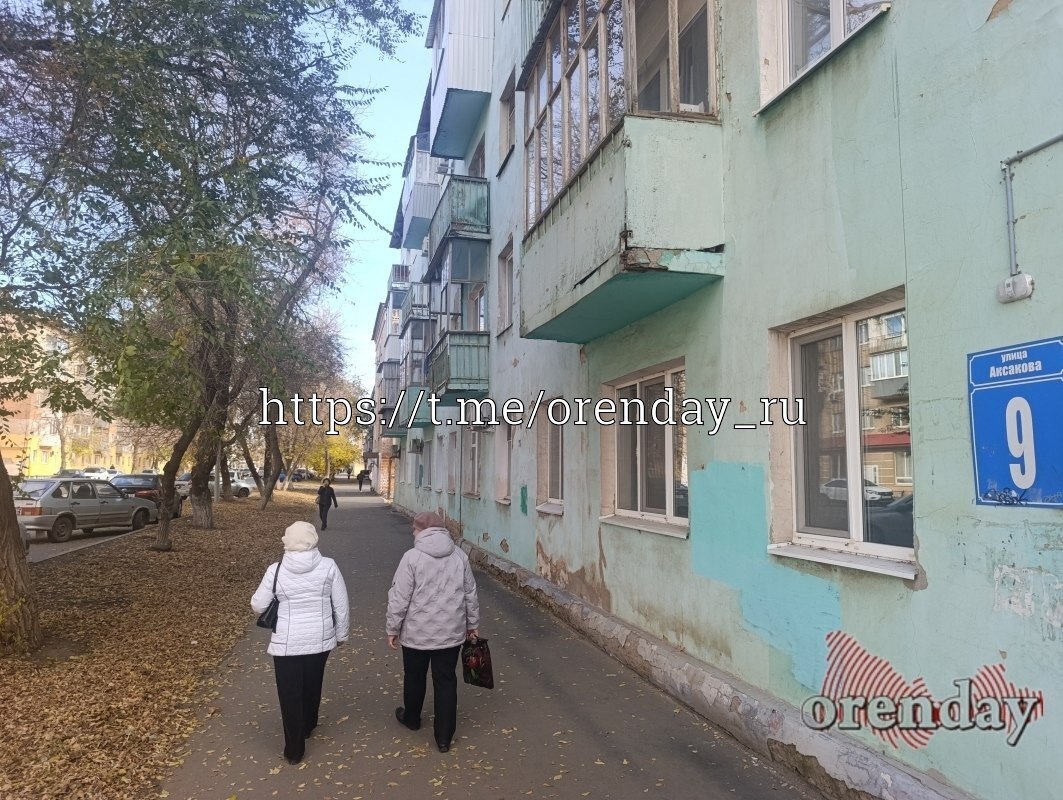 Orenday Оренбург Штраф от 2 до 5 тыс рублей может грозить за выброшенную из окна непотушенную сигарету Если окурок создает угрозу пожара или приводит к повреждению чужого имущества применяется ст 20 4 или 7 17 КоАП РФ Штраф обычно составляет от 2 до 5 тысяч рублей