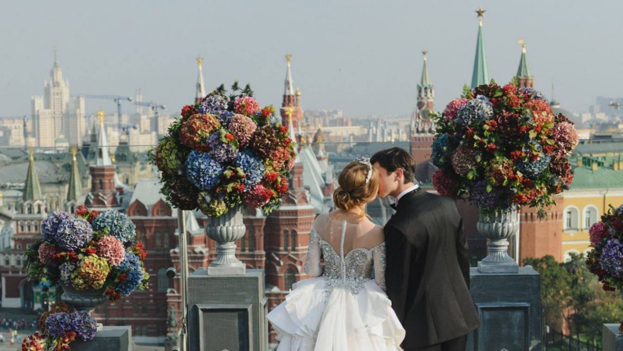 Только 60 московских невест берут фамилию мужа сообщили в ЗАГСе Москвы по итогам опроса 900 пар Около 30 супругов оставляют добрачные фамилии а в 3 6 случаев муж берёт фамилию жены или пара выбирает двойную   Привет Москва