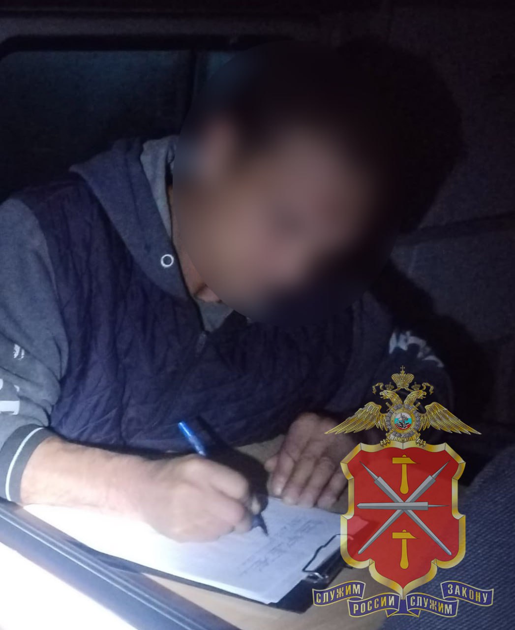 Туляк украл у дочери своей бывшей жены мопед Так, в дежурную часть полиции обратилась 37-летняя жительница поселка Спартак. Она сообщила, что с ее участка пропал мопед стоимостью 30 тысяч рублей. Воришку быстро нашли. Им оказался ранее судимый за различные преступления 39-летний мужчина и по совместительству бывший супруг пострадавшей как нам стало известно . А мопед он планировал сбыть. Также, по нашей информации, украденный транспорт принадлежал его падчерице. Сам же горе-родитель злоупотребляет спиртным. В настоящее время по данному факту возбуждено и расследуется уголовное дело.