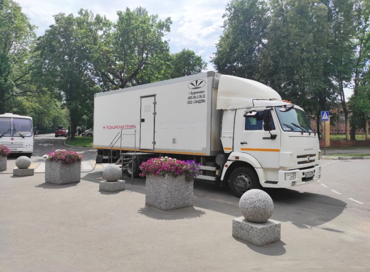 Бесплатно проверить здоровье смогут ступинцы в парке Островского 23 августа В субботу 23 августа ступинцы смогут бесплатно пройти диспансеризацию прямо на свежем воздухе Акция будет проходить в парке имени Н Островского с 10 00 до 14 00 Каждый желающий сможет проверить основные показатели своего здоровья и получить консультации от медицинских специалистов Такой формат проверки здоровья особенно удобен для работающих ступинцев и семей с детьми Он избавляет от необходимости предварительной записи к врачу и длительного ожидания в очередях позволяя получить ценную информацию о своем самочувствии в комфортной и приятной обстановке парка Диспансеризация проходит в два этапа Первый общие обследования измерение давления уровня сахара ЭКГ Если выявляются патологии мы направляем пациентов к узким специалистам для углубленного обследования поясняет Оксана Лобанова заместитель главного врача ступинской больницы Для участия в акции необходимо иметь при себе паспорт и полис обязательного медицинского страхования Эти документы позволят быстро оформить необходимые данные и приступить к обследованию Фото Антон Кондратюк Ступино