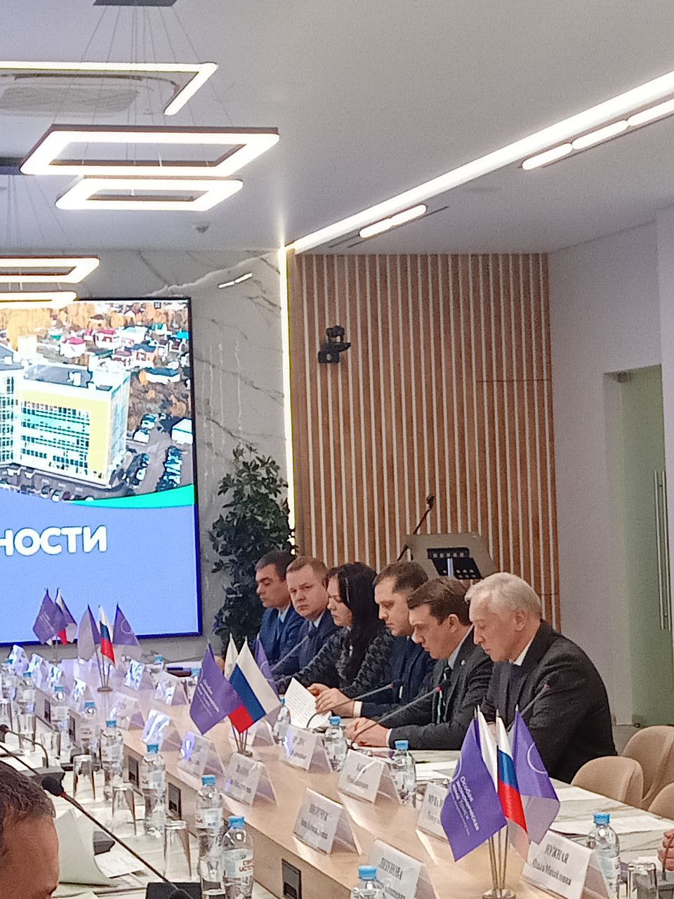 Максим Костарев президент Торгово промышленной палаты Томской области принял участие в заседании Совета по улучшению инвестиционного климата прошедшем в ОЭЗ Томск Мероприятие возглавили Губернатор Владимир Мазур и замгубернатора Василий Потёмкин собрав представителей бизнеса власти и резидентов ОЭЗ для обсуждения динамики инвестиций региона Подробнее здесь