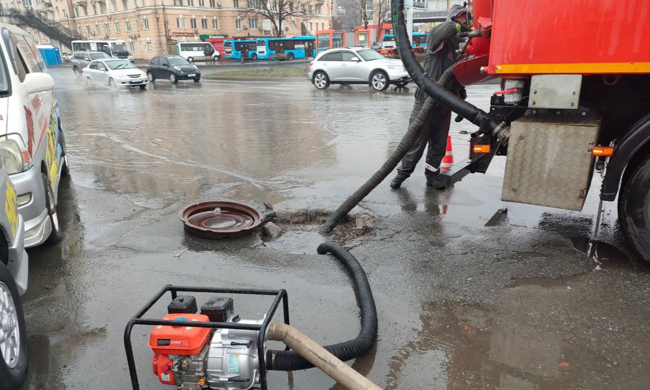 Во Владивостоке затопило Луговую В районе площади Луговой сейчас проводят работы по отводу воды. На место также выехали специалисты МЧС. Источник: