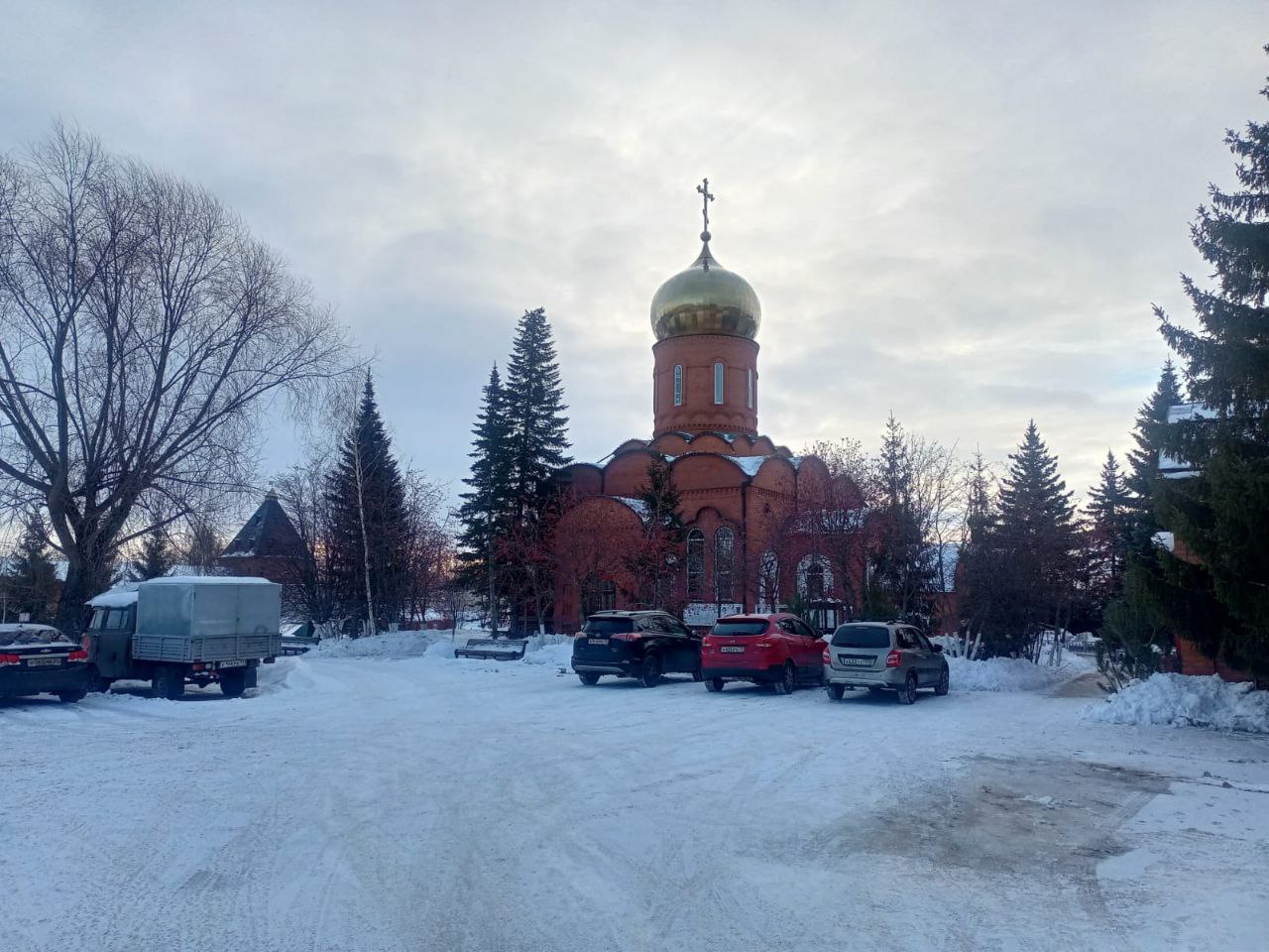 В Заволжском районе дорожные и коммунальные службы продолжают работать без перерыва на праздники и выходные  Ежедневно проводятся работы по очистке и посыпке антигололёдными средствами дорог и тротуаров, остановок общественного транспорта, пешеходных переходов и лестничных спусков. В преддверии Рождества особое внимание уделяется очистке подходов к храмам, где в ночь на 7 января пройдут праздничные богослужения.