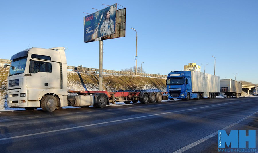 В Беларуси расширят электронный мониторинг грузоперевозок В силу вступило новое постановление правительства которое кардинально расширяет и упорядочивает применение умных навигационных пломб Теперь они официально могут заменять таможенное сопровождение транспортных средств что существенно ускоряет процедуры и снижает издержки для добросовестных участников внешнеэкономической деятельности Подробнее здесь   Минск Новости MINSKNEWS BY Telegram Viber FB VK Inst TikTok YouTube