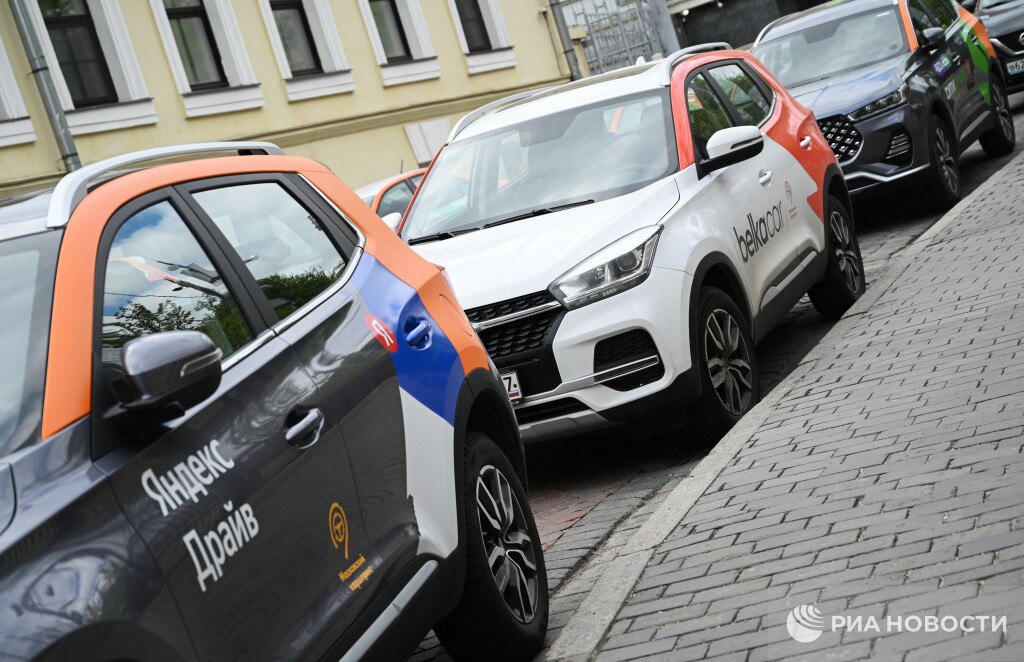 Правила пользования каршерингом в Москве изменятся с 1 сентября предупредила в беседе с РИА Новости председатель комиссии Мосгордумы по транспорту и развитию дорожно транспортной инфраструктуры Сабина Цветкова С этой даты в столице начнется поэтапное внедрение верификации пользователей каршеринга через портал mos ru Предусмотрен и тестовый период несколько поездок во время которых пользователи будут получать уведомления о необходимости пройти верификацию Жители других городов приезжающие в Москву и желающие воспользоваться услугами каршеринга проходят верификацию по тем же правилам что и москвичи Подписаться на РИА Новости