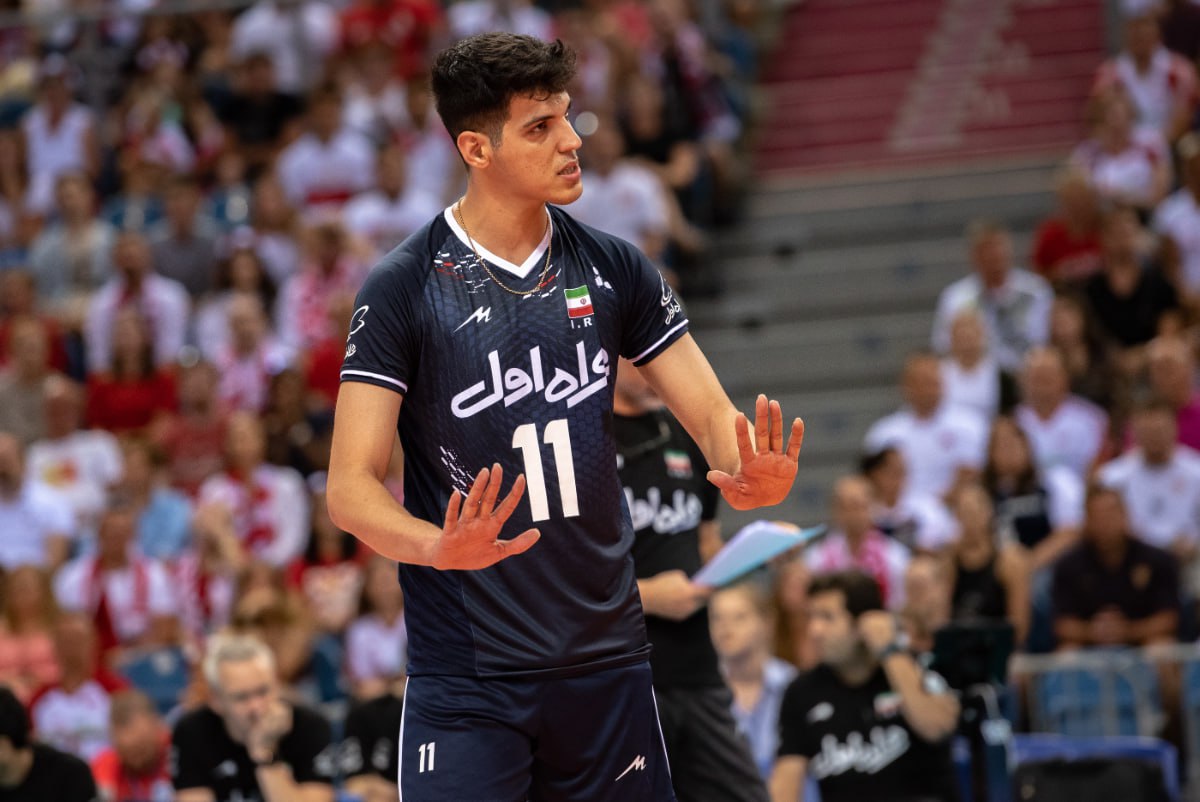 У волейболиста сборной Ирана диагностировали смерть мозга У 26 летнего волейболиста сборной Ирана Сабера Каземи неожиданного потерявшего сознание и впавшего в кому в Катаре диагностировали смерть мозга но он все еще подключен к системе жизнеобеспечения сообщает Fars News со ссылкой на Федерацию волейбола Ирана Каземи в этом сезоне должен был выступать за катарский Ар Райян Он потерял сознание когда пошел в бассейн в отеле его смогли реанимировать и доставили в больницу Первые несколько дней спортсмен еще был в сознании его перевезли в Тегеран но ему стало хуже Врач федерации волейбола Реза Джаббари отверг предположения что Каземи ударило током Вероятнее проблемы с мозгом стали осложнением сердечного приступа Каземи дебютировал в сборной Ирана в 2018 году выиграл чемпионат Азии 2021 где был признан самым ценным игроком а также дважды победил на Азиатских играх 2018 2022 Global Look Press Подписаться на РБК Спорт