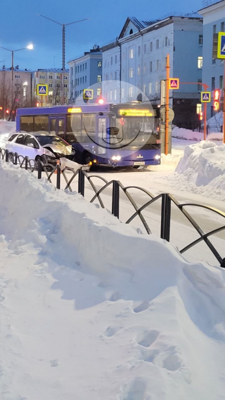 В Норильске произошло очередное ДТП с общественным транспортом  Утром 19 декабря на улице Павлова столкнулись легковушка и автобус. По словам очевидцев, пострадавших нет.   Информация уточняется.  Написать нам: