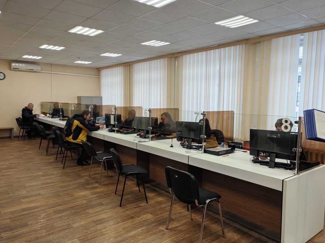 В Кировской области 55 иностранных граждан урегулировали свое правовое положение Как уже сообщалось ранее, Президентом Российской Федерации продлен срок применения временных мер по урегулированию правового положения отдельных категорий иностранных граждан. На сегодняшний день в Кировской области уже 55 человек воспользовались таким правом и могут находиться на территории России легально, осуществлять трудовую деятельность. Решить вопрос об урегулировании правового положения после 10 сентября 2025 г. будет невозможно. C этой даты в отношении иностранных граждан, утративших законные основания для пребывания в нашей стране, до их выдворения за пределы Российской Федерации будут применяться предусмотренные законом меры принудительного характера. "Полиция Кировской области"