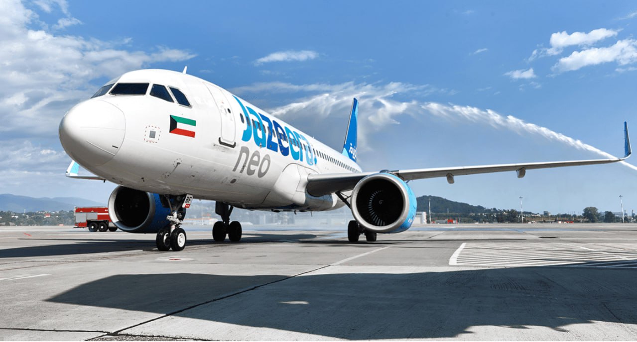 Jazeera Airways открыла рейсы Эль-Кувейт — Сочи 7 июля в Сочи прилетел первый рейс Jazeera Airways из Эль-Кувейта. Полёты продлятся до середины сентября. На борту — 154 пассажира, более 80 из них — туристы из Кувейта и Саудовской Аравии. Перелёты откладывались из-за обострения ситуации на Ближнем Востоке, но сейчас турпоток восстанавливается. В Сочи гостей встретили по всем правилам: с караваем, фольклором и национальными песнями. Наибольшим спросом у туристов пользуются отели 4–5 и размещение в горах. В 2024 году «Роза Хутор» принял более 6 тыс. туристов из стран Персидского залива. В 2025 году на июль — уже свыше 400. По оценке представителей отрасли, запуск рейса может увеличить поток в полтора раза. Все подробности — в материале RTN.