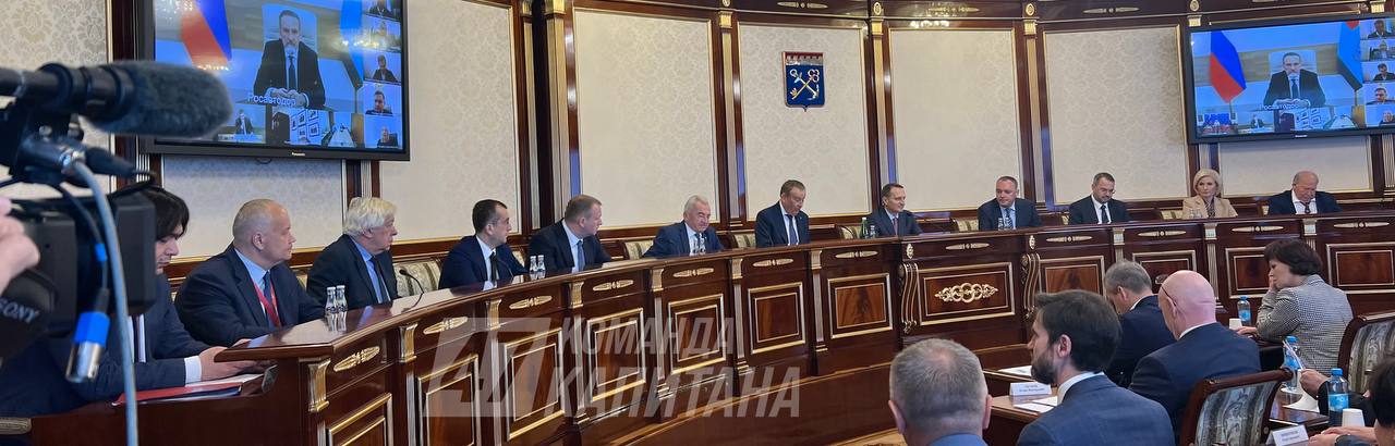 В администрации Ленобласти началось заседание оргкомитета по подготовке 100-летия Ленинградской области. Состав — на фото. Возглавляет оргкомитет — руководитель СВР Сергей Нарышкин. Сергей Евгеньевич 8 лет трудился в администрации региона и дважды избирался от Ленобласти в Государственную Думу. Александр Дрозденко, открывая заседание, поблагодарил всех за готовность деятельного участия в подготовке знакового для региона события. Указ о подготовке 100-летия Ленобласти подписан президентом России Владимиром Путиным.