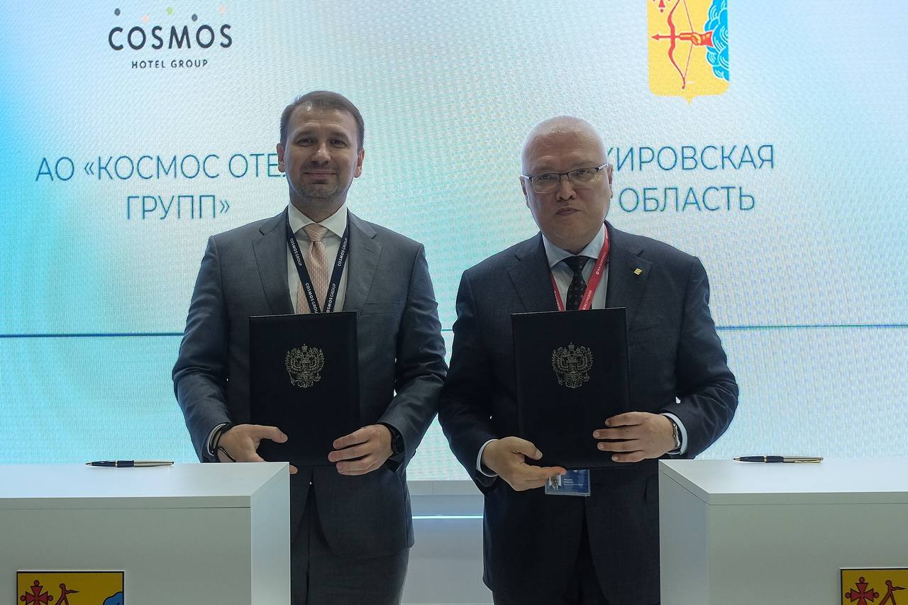 С руководством Cosmos Hotel Group обсудили возможности создания новой гостиницы в Кирове В прошлом году Кировскую область посетило рекордное количество туристов. Чтобы гости области получали качественный сервис, активно развиваем сферу гостеприимства. Сегодня подписали соглашение о сотрудничестве с Cosmos Hotel Group — одним из ведущих гостиничных операторов страны. В портфеле компании 39 отелей разных категорий по всей России. С президентом компании Александром Биба обсудили конкретные планы по созданию современных гостиниц в Кирове. Наш регион обладает всем необходимым для успешной реализации проектов, а опыт партнеров поможет создать комфортные условия для туристов и новый импульс для развития отрасли. А как по вашему мнению: каких отелей нам не хватает и где в Кирове они должны появиться? Поделитесь в комментариях.