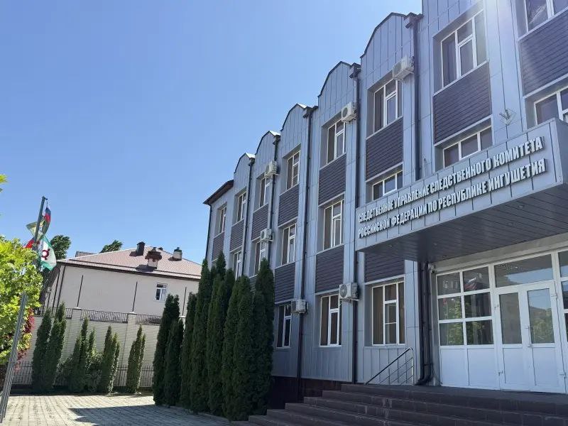 С 18 летием ведомства поздравил сотрудников СК России Глава Ингушетии С 18 летием образования ведомства поздравил Махмуд Али Калиматов руководителя Ахмеда Асхабова и сотрудников территориального управления Следственного комитета России За эти годы Следственный комитет стал мощным и авторитетным институтом который играет ключевую роль в обеспечении законности и правопорядка в стране Благодаря высокому профессионализму российских следователей и экспертов их принципиальности и преданности делу раскрываются самые сложные и резонансные преступления защищаются права и интересы граждан написал руководитель региона в своем Telegram канале Особые слова благодарности он выразил сотрудникам ингушского управления СКР поскольку их добросовестный труд умение работать в непростых условиях и приверженность закону заслуживают глубокого уважения Желаю всем сотрудникам СК России крепкого здоровья стойкости духа дальнейших успехов на службе во благо России и нашей республики подчеркнул Глава Ингушетии Напомним 7 сентября 2007 года был создан Следственный комитет при прокуратуре России Это преобразование в системе российского уголовного судопроизводства стало первым этапом реформы по разделению функций предварительного следствия и надзора 15 января 2011 года вступил в силу Федеральный закон учреждавший Следственный комитет как самостоятельный федеральный государственный орган руководство деятельностью которого осуществляет Президент России ПОДПИСАТЬСЯ ПРЕДЛОЖИТЬ НОВОСТЬ