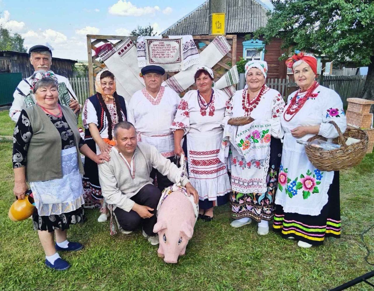В областном смотре конкурсе учреждений клубного типа по нестационарному обслуживанию населения приняли участие 22 учреждения из 21 района области Конкурс Маршрут далёкая вёска состоял из двух этапов акции Вместе под мирным небом и конкурсной программы Хвала селу и людям в нем живущим которая прошла в Ельске Работа сектора культуры нашего района по этим двум направлениям была высоко оценена жюри В номинации Вместе под мирным небом а это выездные концерты и мероприятия в отдаленных и малонаселенных сельских пунктах посвященные 80 летию Великой Победы сектор по нетрадиционному обслуживанию населения района был отмечен Дипломом 2 степени Отдельно оценили наших артистов в номинации Хвала селу и людям в нем живущим они были удостоены диплома и ценного подарка в специальной номинации Лучшая фольклорная программа