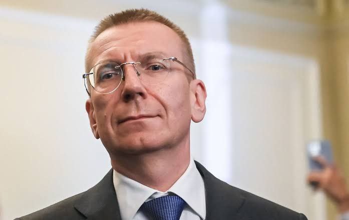 Латвия рассматривает возможность полностью демонтировать железнодорожные пути ведущие в Россию сообщает LSM Президент Латвии Эдгарс Ринкевичс сказал что более точная информация о демонтаже железнодорожной линии ожидается в начале 2026 года Мы не можем исключать ни один вариант укрепления национальной обороны и безопасности но такие решения должны приниматься с учетом сроков и объема работ а также оценки их влияния на различные социально экономические аспекты сказал президент Латвии Caucasian bureau