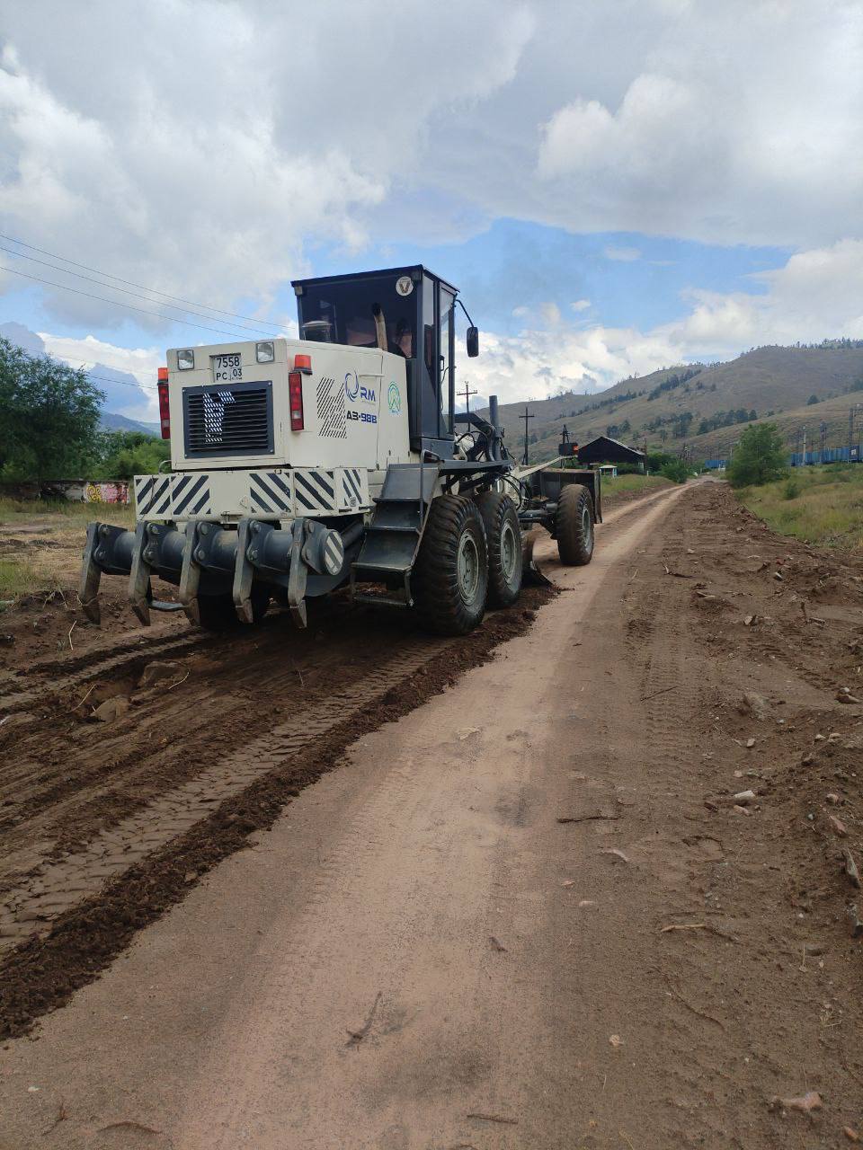 В Улан-Удэ продолжается грейдирование грунтовых дорог    На 1 августа в порядок приедена 191 улица: в Советском районе – 22 улицы, в Октябрьском – 118 улиц, в Железнодорожном – 51 улица.   Отсыпка выполнена на 98 участках.  Работы идут ежедневно. Сегодня грунтовые дороги разравнивают на улицах Королева, Магистральной, Камова, Северо-Восточной и Акмолинской.