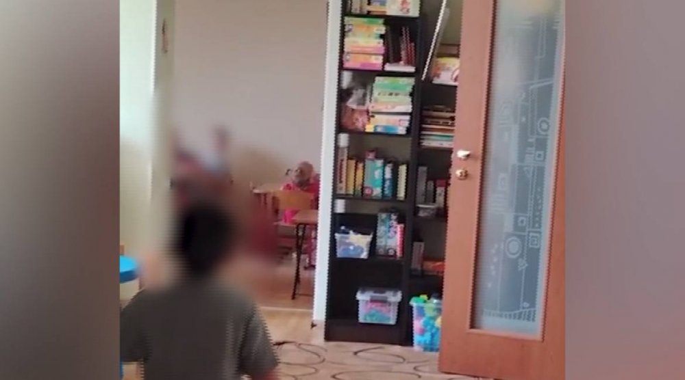 1743 ru Новости Оренбурга Расследование скандального дела об избиении маленькой девочки в частном детском саду в Бузулуке завершено Напомним эту историю Летом 2025 года оренбургские СМИ облетело видео из частного детского сада на дому в Бузулуке на кадрах воспитатель она же директор и владелец учреждения грубо общается с маленькой девочкой которая сидит за столом а также бьёт её по лицу Как тогда рассказала мама ребёнка пострадавшей малышке на тот момент был 1 год и 4 месяца Видео сняла бывшая сотрудница этого учреждения и показала его маме Родители шокированные происходящим обратилась в полицию Следователи возбудили уголовное дело и вот его расследование завершилось Выяснилось что подобный случай в частном детском саду не единственный Как сообщают следователи воспитатель директор подробнее на канале 1743 ru Новости Оренбурга