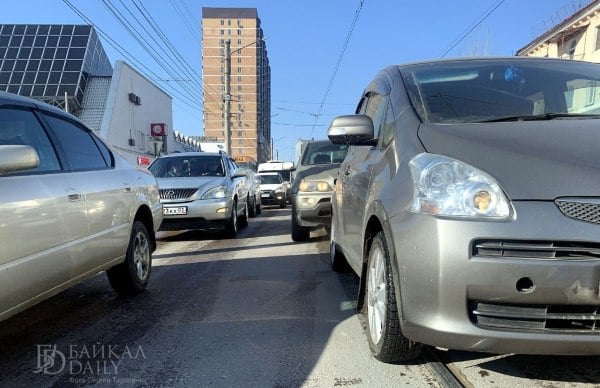 В Бурятии часть автовладельцев скоро освободят от транспортного налога    Некоторых жителей Бурятии в ближайшее время освободят от уплаты транспортного налога. Вопрос рассмотрят на следующей сессии Народного Хурала  18 ноября. Докладчиком по нему выступит глава Минсоцзащиты РБ Татьяна Быкова.    Речь о региональном налоге, который идёт в республиканский бюджет. Как пояснили в НХ, «нулевая» ставка коснётся родителей  законных представителей  детей-инвалидов, у которых есть медицинские показания для приобретения автомобиля в соответствии с индивидуальной программой реабилитации или абилитации.    Льгота будет распространяться на легковушки с мощностью двигателя до 200 лошадиных сил включительно. Действовать она начнёт с 2024 года – то есть в 2025-ом платить налог автовладельцам уже не придётся