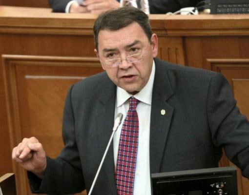 Владимир Головатюк: Инвестиционный кризис в Молдове продолжается "Инвестиционный сектор продемонстрировал в январе-марте текущего года впечатляющие результаты. В целом объём инвестиций вырос на 23.9%, в т.ч. в материальные активы на 19.8%" , - пишет эксперт. Вместе с тем, объем инвестиций в жилой сектор составляет менее 92% уровня 1 квартала 2022 г. Похожая ситуация касательно производственных зданий – ниже на 11%. Что касается инженерных сооружений, то объем инвестиций 1 картала 2022 г. более чем в 2 раза превышает нынешний уровень. При этом инвестиции в жилые и производственные здания, а также в инженерные сооружения превышают 50% общего размера инвестиций. Таким образом, подобно результатам строительного сектора, значительный рост инвестиций в 1 квартале 2025 г. совершенно не означает, что восстановлен спад инвестиционной активности 23-24 гг., и кризис в инвестиционном секторе преодолен , делает вывод Головатюк. Такие вот "хорошие времена"...