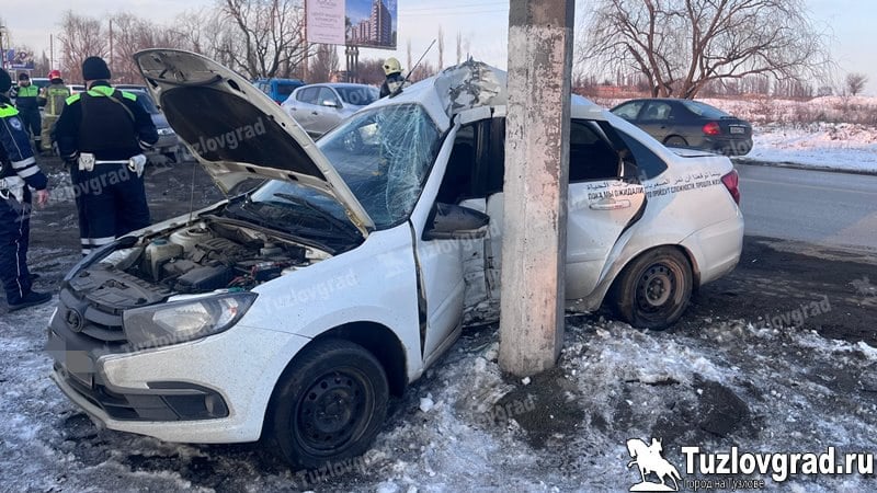 В Новочеркасске на улице Харьковской лихач врезался в столб В больницу доставили двух молодых людей.  На улице Харьковской в Новочеркасске 10 февраля около 16:30 произошло ДТП, в котором травмы получили два человека.  По предварительной информации, водитель автомобиля «Лада Гранта» двигался на большой скорости по улице Харьковской в сторону Хотунка, в районе улицы Войкова не справился с управлением, машину занесло, и она врезалась левым боком в столб.  В результате ДТП травмы получили 24-летний водитель «Гранты» и его 22-летний пассажир, обоих молодых людей бригада скорой помощи доставила в больницу. В БСМП у них диагностировали сотрясение мозга, но от госпитализации парни отказались. В момент ДТП в машине также находился еще один пассажир, но он травм не получил.