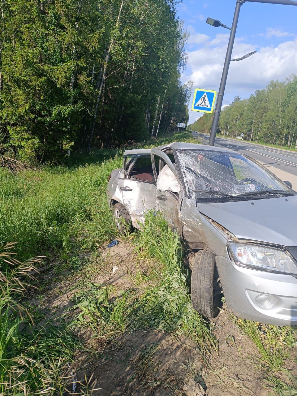 В 13.45 В Ивановском районе на автодороге Иваново-Родники произошло ДТП со смертельным исходом. По предварительной информации водитель 1977 г.р., управляя автомашиной «Тойота» двигался по второстепенной дороге и на перекрестке не уступил преимущество в движении автомашине «Лада Гранта», под управлением мужчины 1958 г.р. От удара отечественную машину отбросило в кювет. В результате дорожной аварии на месте погибла женщина-пассажир «Лады Гранты» 1955 г.р. Оба водителя осмотрены врачами скорой помощи и оставлены на месте ДТП. Водитель иномарки находится в состоянии алкогольного опьянения 1,110 мг/л . На него сотрудниками Госавтоинспекции составлен ряд административных протоколов по статьям 12.8 ч. 1 Управление транспортным средством водителем, находящимся в состоянии опьянения 12.5 ч. 1 Управление транспортным средством при наличии неисправностей или условий, при которых эксплуатация транспортных средств запрещена , 12.1 ч.1 Нарушение правил проезда перекрестков .