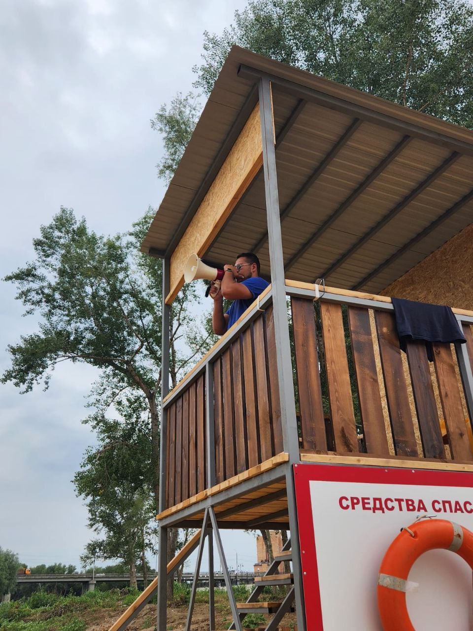 Нетрезвый оренбуржец чуть не утонул, переплывая Урал  Совершить «подвиг» мужчина решил вместе с товарищем, но силы не рассчитал и начал тонуть. На его счастье происходило всё возле центрального пляжа, где работают спасатели. Дежурный подплыл к оренбуржцу на лодке и вытащил его из воды.      Оренбуржье