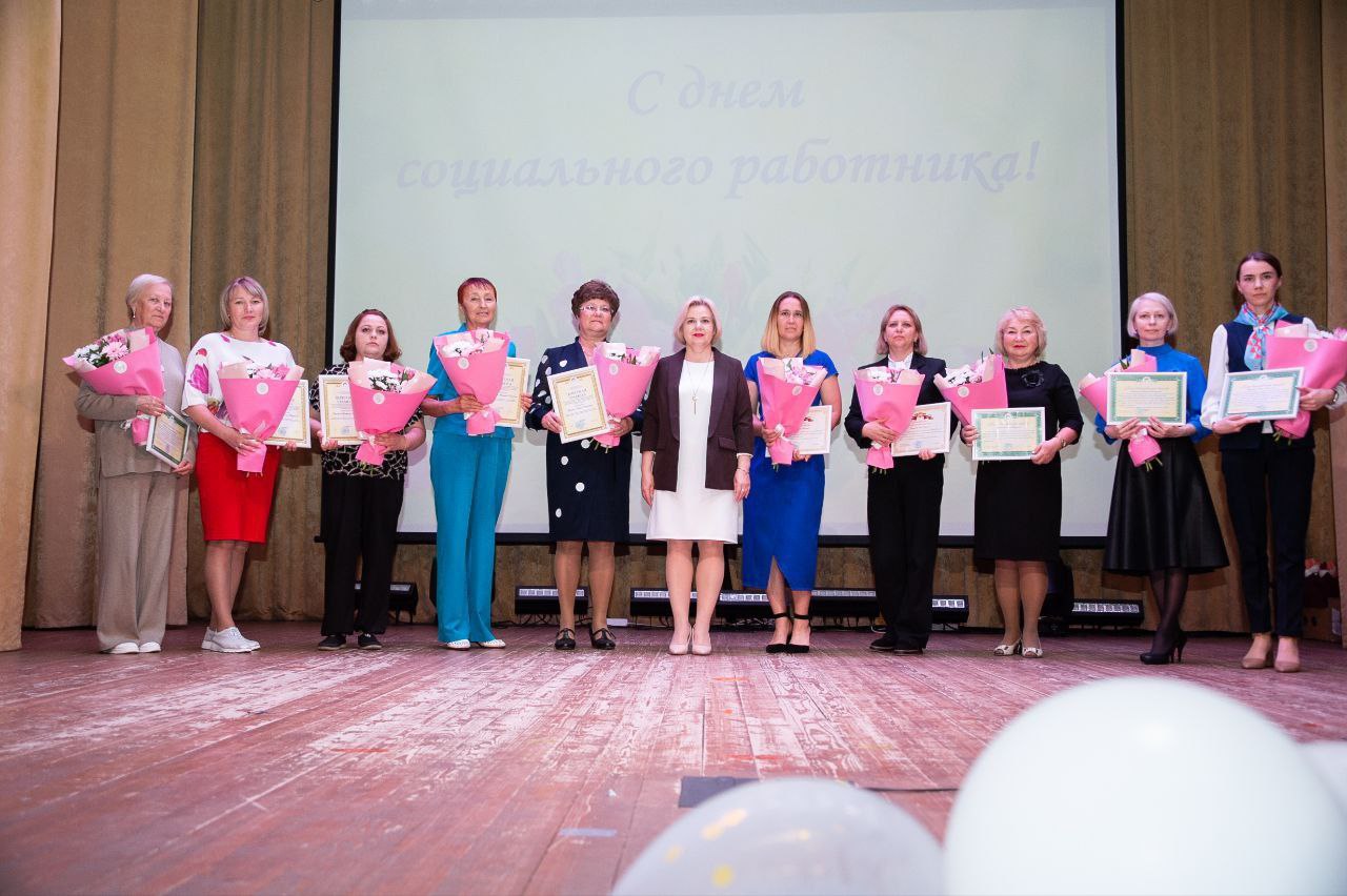 В Нижнекамске также прошло торжественное мероприятие, посвященное Дню социального работника. В числе участников мероприятия были заместитель руководителя испкома по социальным вопросам Нижнекамского района Ильдар Рамазанов, председатель совета ветеранов Григорий Китанов, ветераны социальной службы и сотрудники учреждений, а также представители кадрового центра, социальные партнеры и благотворители. Начальник управления социальной защиты Светлана Власенко вручила работникам социальной отрасли грамоты и благодарственные письма от имени Министерства. Ильдар Рамазанов наградил сотрудников почетными грамотами и благодарственными письмами от имени главы района.